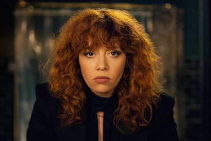 Una de las últimas incorporaciones a la carpeta de referencias es la melena rizada de la protagonista de Muñeca rusa, Natasha Lyonne: “Cabellos largos y degradados con volúmenes XXL y rizos infinitos están en tendencia ahora. Si queremos un aire más romántico podemos hacer un efecto Baby Doll 90. Si por el contrario buscamos algo más cañero, crearíamos un Way Urbano como el de la imagen”, revelan desde Jean Louis David