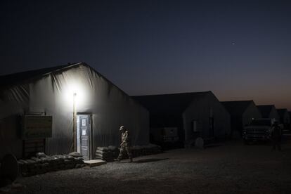 Un soldado iraquí camina hacia una tienda de campaña en la base aérea Qayara, al sur de Mosul (Irak).