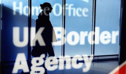 Señales del control de inmigración y fronteras en el aeropuerto de Edimburgo.