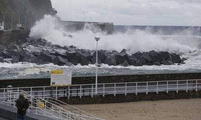 Olas sobre la zona del Paseo Nuevo de San Sebastián.