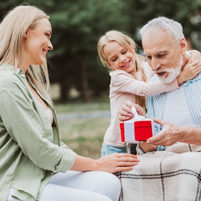 Artículo de EL PAÍS Escaparate que describe una serie de regalos para el día del padre con mas de 70 años