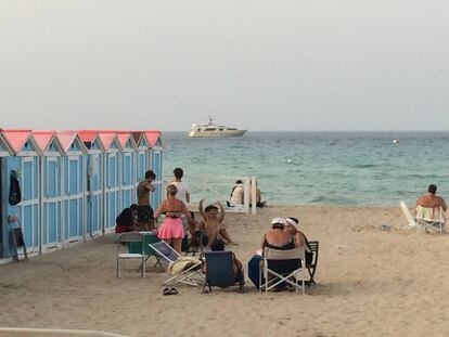 Vista de una playa junto a la avenida Regina Elena, en Mondello, cerca de Palermo.