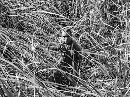 Paul Tuge, en el lugar donde se escondió después de un tiroteo con un policía. Lakeside, Benoni (Sudáfrica). 18 de febrero de 2010.