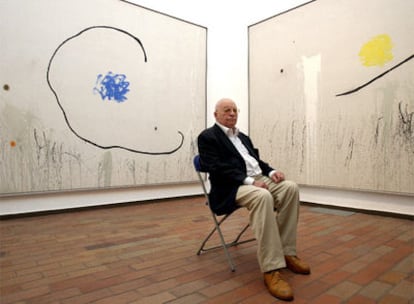 Jacques Dupin ante dos obras de la muestra <i>Miró-Dupin arte y poesía,</i> ayer en la Fundación Miró.