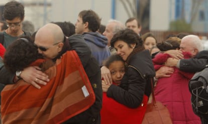 Los familiares han recibido a los 26 repatriados en la pista del aeropuerto de Torrejón de Ardoz