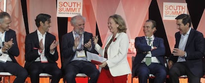 El director general adjunto de transformación de negocios y marketing de Banco Sabadell, Manuel Tresanchez; el coordinador general de alcaldía del Ayuntamiento de Madrid, Luis Cueto; el presidente de Telefónica, José María Álvarez-Pallete; la ministra de Economía, Nadia Calviño; el presidente del IE Business School, Diego del Alcázar, y el director ejecutivo de BBVA, Carlos Torres.