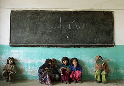 Niñas afganas asisten a clase en Kabul por primera vez tras cinco años sin colegio.