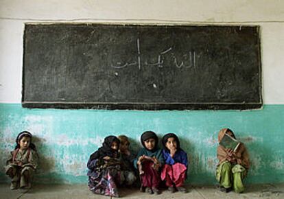 Niñas afganas asisten a clase en Kabul por primera vez tras cinco años sin colegio.