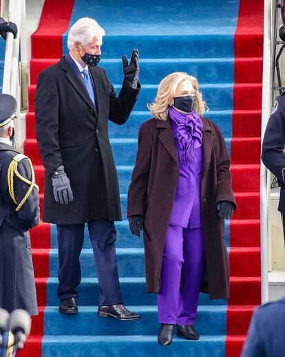Hillary Clinton también apostó por un traje pantalón en morado, el color del entendimiento bipartidista y escogió una de las marcas estadounidenses por excelencia: Ralph Lauren. La misma que vistió el propio presidente de Estados Unidos Joe Biden. 