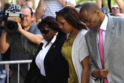 Nafissatou Diallo, la limpiadora de hotel que acusó a Dominique Strauss-Kahn (centro), en Manhattan en julio.