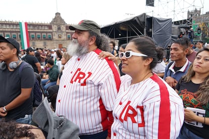 Dos fans que llegaron temprano, ocuparon los lugares rente al escenario.