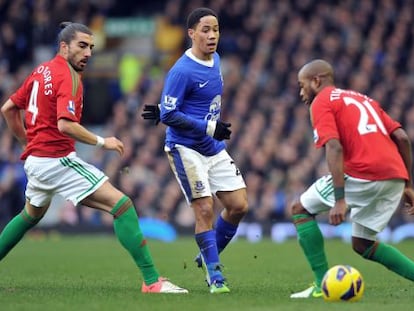 Chico Flores, a la izquierda, presiona a Pienaar, del Everton, junto a su compañero Tiendali.