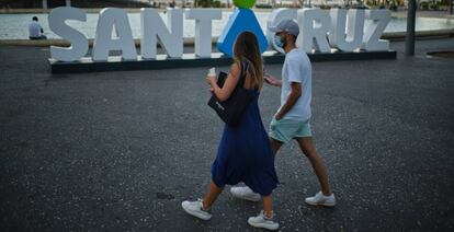 Una pareja utiliza mascarillas en un paseo por Santa Cruz (Tenerife), en septiembre.