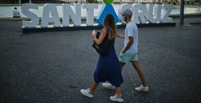 Una pareja utiliza mascarillas en un paseo por Santa Cruz (Tenerife), en septiembre. 