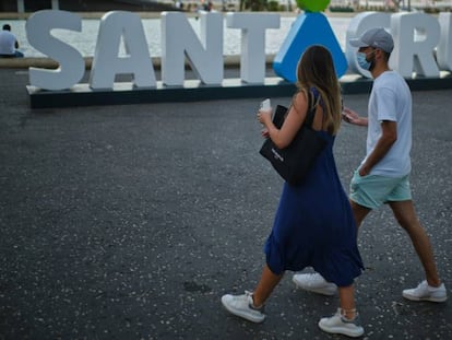 Una pareja utiliza mascarillas en un paseo por Santa Cruz (Tenerife), en septiembre. 