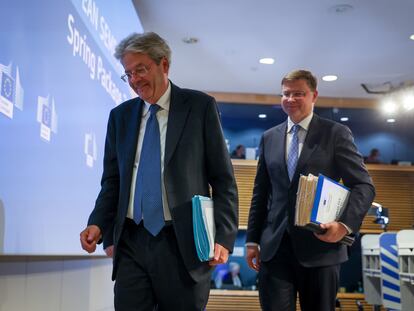 El comisario de Economía, Paolo Gentiloni, seguido del vicepresidente ejecutivo de la Comisión Europea, Valdis Dombrovskis.