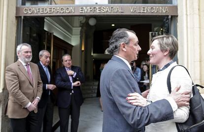 Salvador Navarro, presidente de la CEV, en primer término, saluda a la consejera de Obras Públicas, María José Salvador.