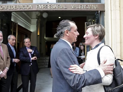 Salvador Navarro, presidente de la CEV, en primer t&eacute;rmino, saluda a la consejera de Obras P&uacute;blicas, Mar&iacute;a Jos&eacute; Salvador.