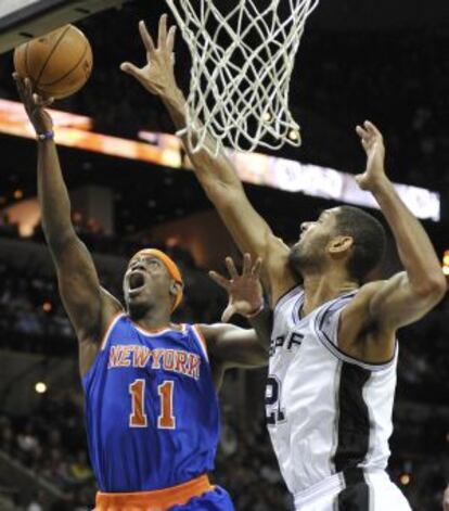 Brewer trata de encestar ante Tim Duncan.