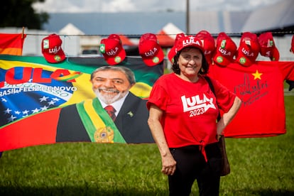 Onilia Barbosa Moreti, de 60 años, es una metalúrgica jubilada que fue amiga de Lula cuando tenía 19 años en São Bernardo do Campo. Llegó a la toma de posesión "porque amo a Lula con pasión. Fue el mejor presidente de Brasil y lo admiro mucho". "Me gustaría que la primera medida fuera reducir el hambre, no podemos hacer nada pero él puede".