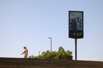 Un hombre pasea cerca de un termómetro, este lunes 21 de agosto en Sevilla.