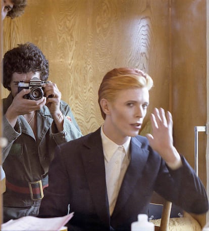 Geoff MacCormack photographing David Bowie while playing with a mirror during the filming of 'The Man Who Fell to Earth.'
