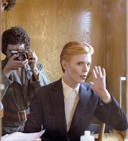 Geoff MacCormack photographing David Bowie while playing with a mirror during the filming of 'The Man Who Fell to Earth.'