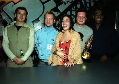 Retrato de Amy Winehouse junto a su banda, en el inicio de su carrera artística en 2003.