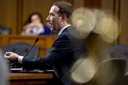 El fundador de Facebook respondió durante casi cinco horas sobre la filtración de datos de usuarios.