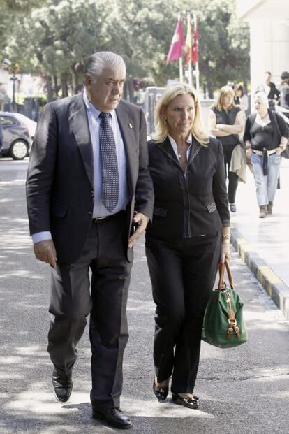 El expresidente del Real Madrid Lorenzo Sanz, acompañado de su mujer.