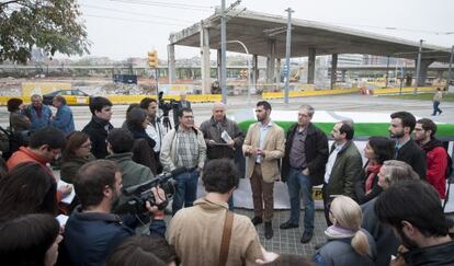 Los portavoces de las entidades presentaron sus alegaciones a la reforma de la Diagonal en la plaza de las Gl&ograve;ries.