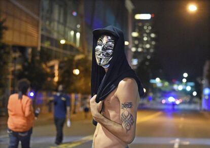 Un manifestante con una máscara en Charlotte, Carolina del Norte. 