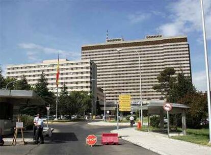 Entrada del hospital Gómez Ulla, en Carabanchel.