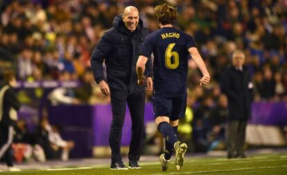 Nacho celebra su gol al Valladolid con Zidane.