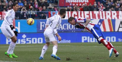 Mandzukic remata de cabeza ante Varane y Carvajal