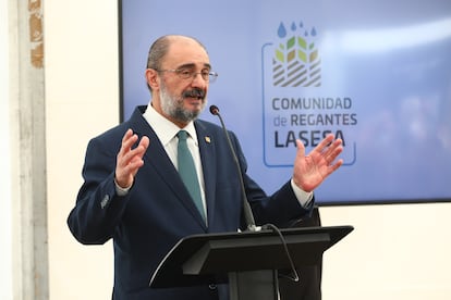 El presidente de Aragón, Javier Lambán, durante una visita al parque fotovoltaico de Lasesa.