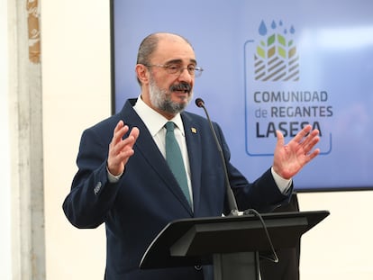 El presidente de Aragón, Javier Lambán, durante una visita al parque fotovoltaico de Lasesa.