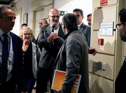 El senador d'ERC en presó provisional, Raül Romeva, saluda un grup de senadors del seu partit, entre els quals hi ha la portaveu del grup, Mirella Cortès, arribant a la Cambra alta.