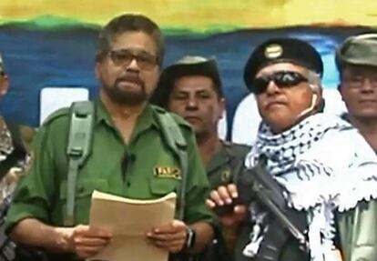 Los disidentes de las FARC Iván Márquez y Jesús Santrich, el día que anunciaron que se rearmaban, en agosto de 2019. Detrás de ellos, 'Romaña'.