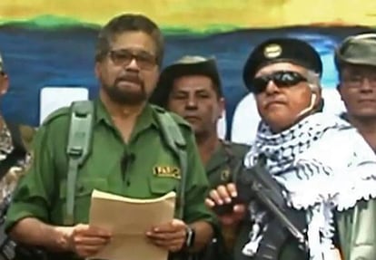 Los disidentes de las FARC Iván Márquez y Jesús Santrich. Detrás de ellos, 'Romaña'.