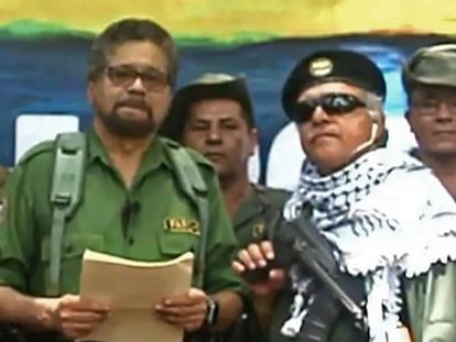 Los disidentes de las FARC Iván Márquez y Jesús Santrich. Detrás de ellos, 'Romaña'.
