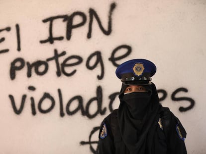 Un grupo de feministas tomó el plantel del Instituto Politécnico Nacional de México este fin de semana como protestas ante los acosos y la violación de una estudiante