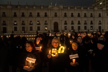 Mujeres participan este domingo en una vigilia en conmemoración de los 50 años del golpe de estado contra el gobierno democrático de Salvador Allende, en Santiago (Chile).