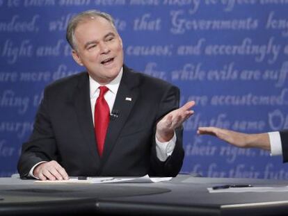 El senador demócrata Tim Kaine (izquierda) y el republicano, Mike Pence, en el debate de ayer.