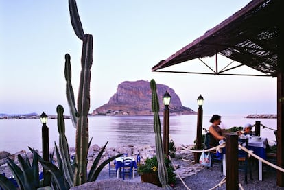 Terraza junto al mar en Monemvasía, al sur del Peloponeso.