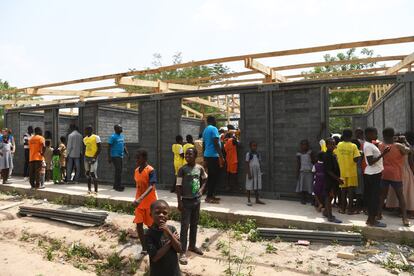 El actor y presentador de televisión Thierry Beccaro, embajador de Unicef Francia, visita Sakassou, en el centro de Costa de Marfil, donde se están construyendo aulas con ladrillos de plástico.