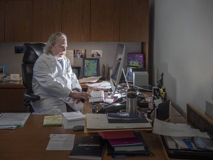 James Allison, em seu escritório, onde guarda a foto de uma paciente que recebeu seu tratamento há 17 anos. A mulher teve dois filhos e continua saudável.