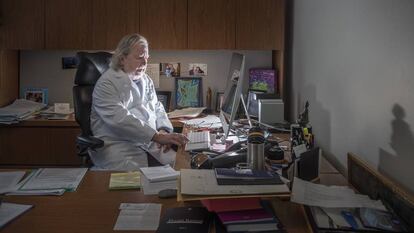 James Allison, en su despacho, donde guarda una foto de una paciente que
 recibió su tratamiento hace 17 años. La mujer ha tenido dos hijos y sigue sana.
