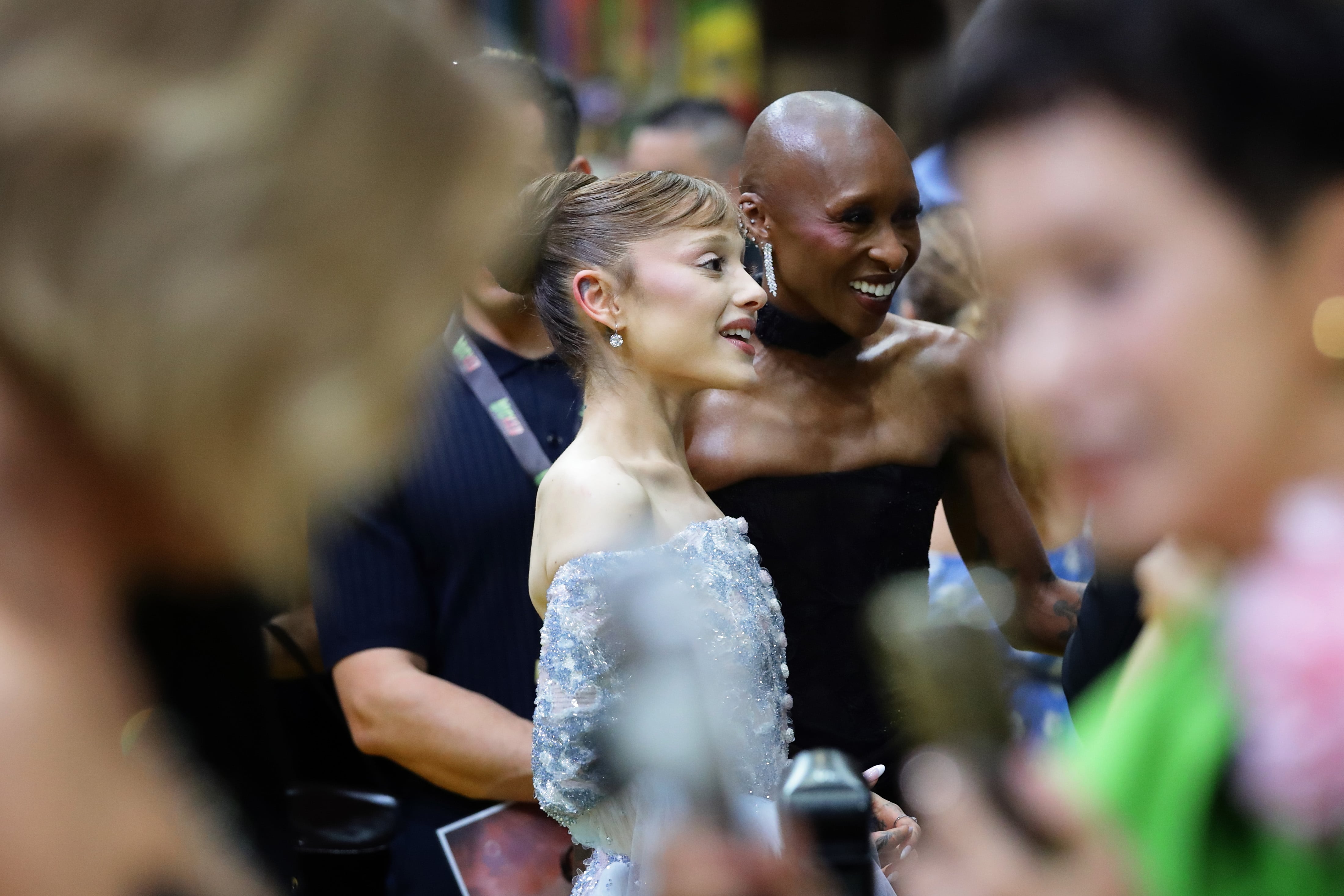 Deportato a Singapore l'Australiano che ha tentato di toccare Ariana Grande al debutto di Wicked: Parte II