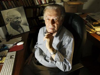 Gene Sharp, en su despacho de Boston en 2009; al fondo, una fotografía de Gandhi.